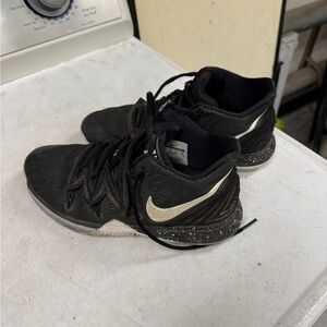 Nike Kyrie 5 Friends Size 5.5